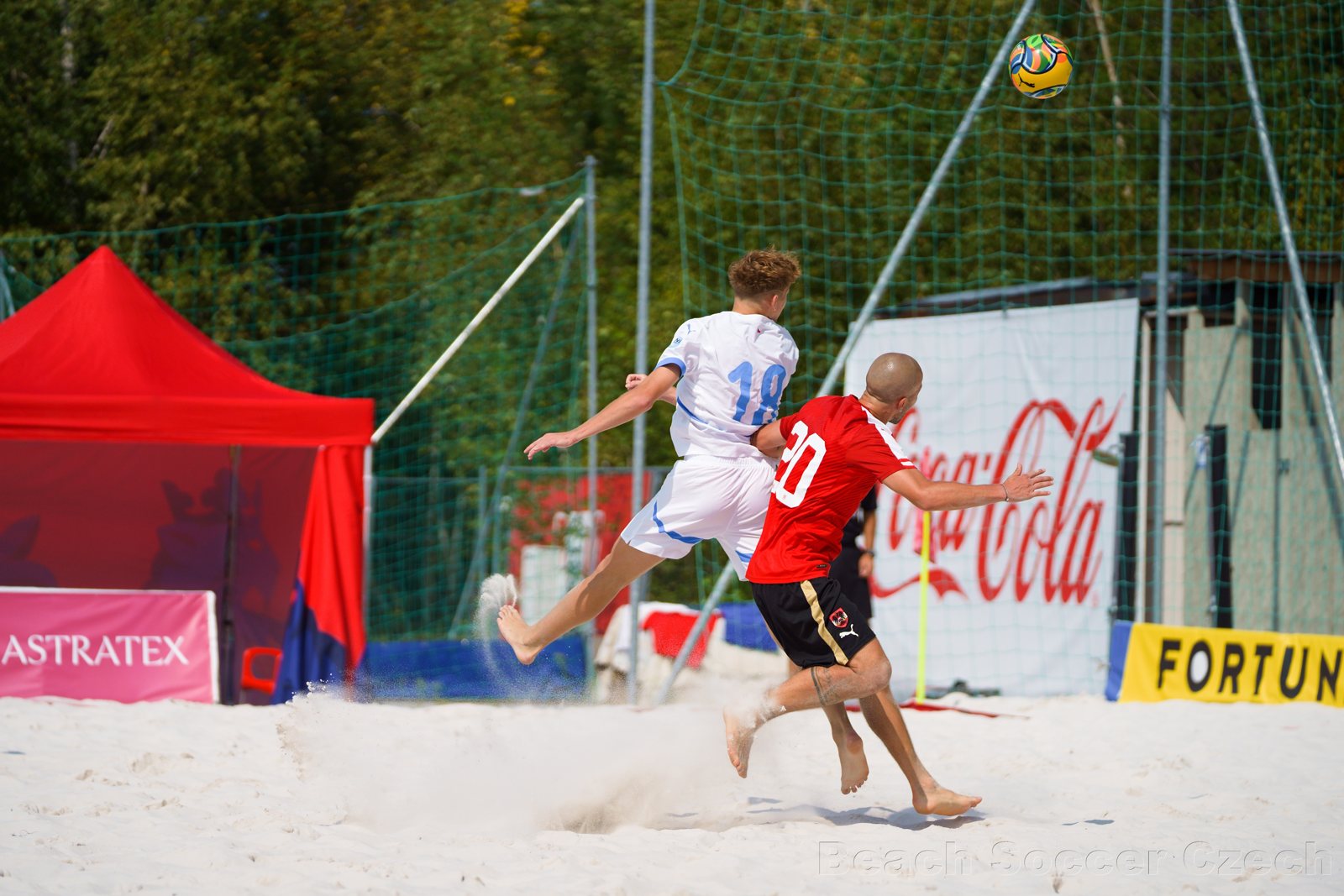 Beach-Soccer-Spielszene im Sand