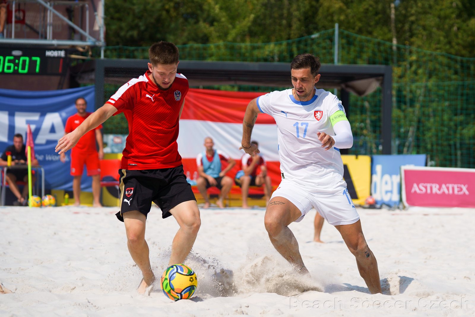 Zweikampf im Beach Soccer