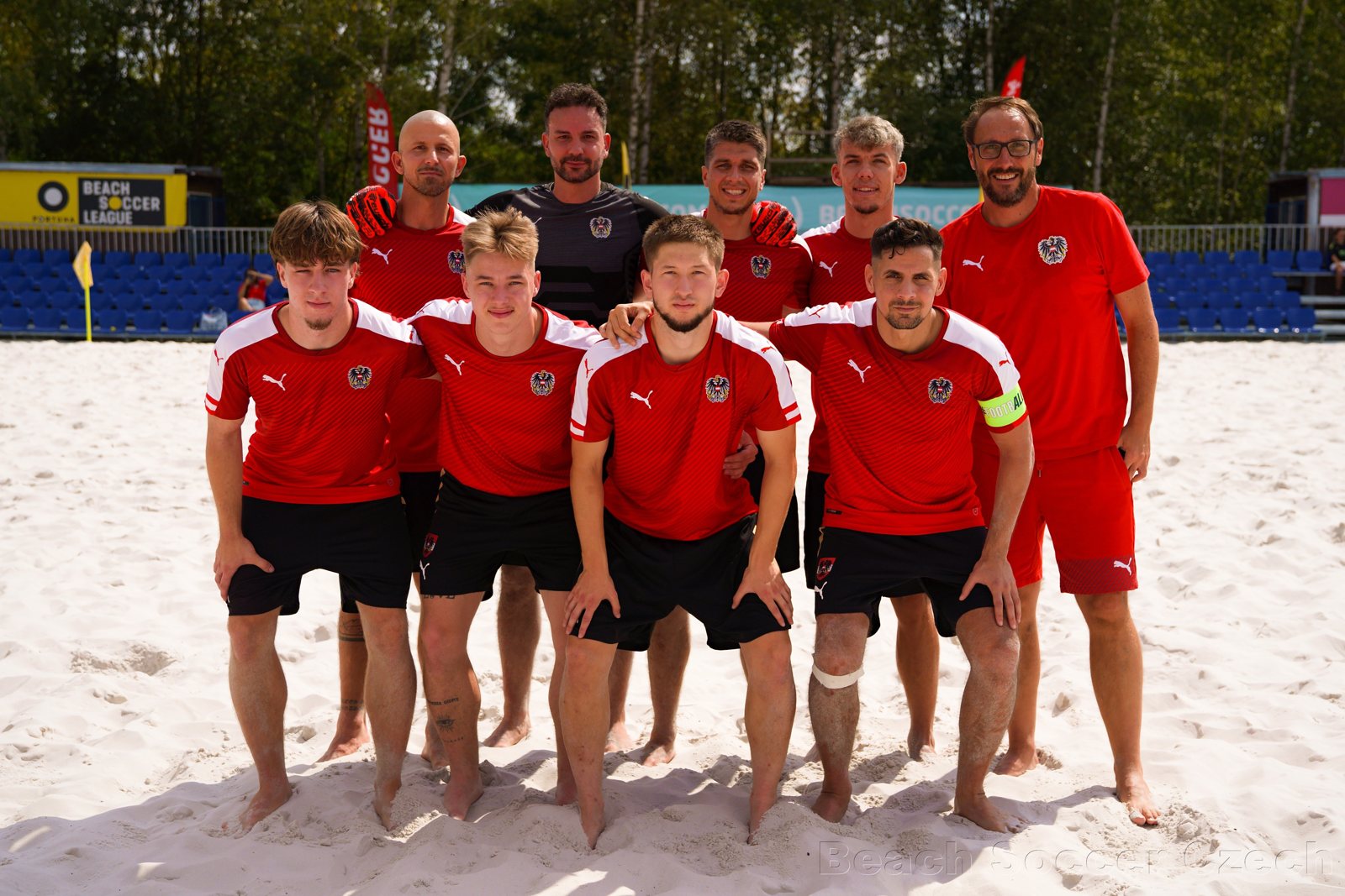 Beach-Soccer-Mannschaft im Sand