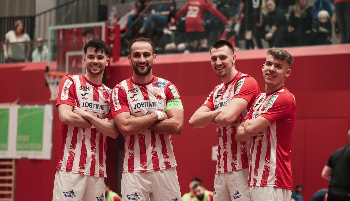 Vier Spieler von Stella Rossa nach dem Spiel